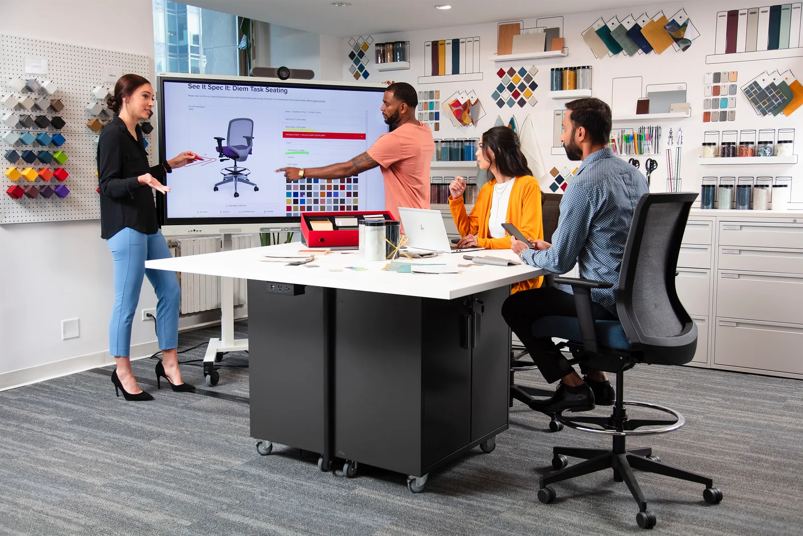 Equipo de trabajo en una sesión frente a una SMART Board